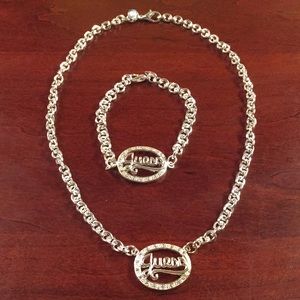 Guess set rare 9.25 stamped Nwot ❤️